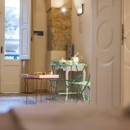 La Luna In Cortile Bed and Breakfast Λέτσε